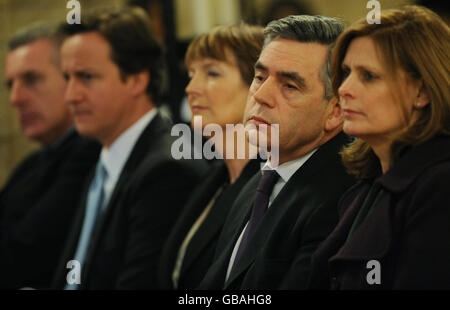 De la deuxième à gauche à droite. Le chef du Parti conservateur David Cameron, le chef de la Chambre des communes Harriet Harman, le premier ministre Gordon Brown et l'épouse Sarah Brown à la cathédrale Southwark à Londres, se joignent aux familles d'adolescents tués dans des attaques violentes lors d'un service commémoratif pour marquer le huitième anniversaire de la mort de Damilola Taylor. Banque D'Images