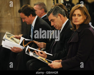 De la deuxième à gauche à droite. Le chef du Parti conservateur David Cameron, chef des communes Harriet Harman caché derrière le premier ministre Gordon Brown, Et sa femme Sarah Brown à la cathédrale de Southwark à Londres, alors qu'ils se joignent aux familles d'adolescents tués lors d'attaques violentes à un service commémoratif pour marquer le huitième anniversaire de la mort de Damilola Taylor. Banque D'Images