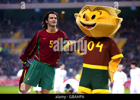 Fernando Couto (l) du Portugal avec Kinas, mascotte des Championnats d'Europe 2004 Banque D'Images