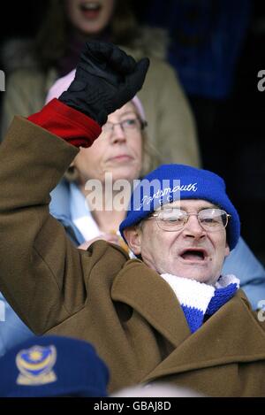 Football - Barclays Premier League - Portsmouth / Blackburn Rovers - Fratton Park.Un fan de Portsmouth montre qu'il y a du soutien dans les stands Banque D'Images