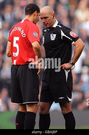 Football - Barclays Premier League - Manchester City / Manchester United - City of Manchester Stadium.L'arbitre Howard Webb (à droite) a des mots avec Rio Ferdinand de Manchester United. Banque D'Images