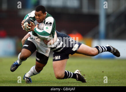 Rugby Union - Guinness Premiership - Bristol Rugby / London Irish - The Memorial Stadium.Le Steffon Armitage of London Irish est attaqué par Mark Regan de Bristol lors du match Guinness Premiership au Memorial Stadium, à Bristol. Banque D'Images