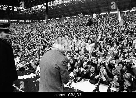 Le Kop s'est porté aux pieds du directeur de Liverpool Bill Shankly Banque D'Images