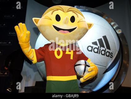 Lancement officiel de football - UEFA Euro 2004 Match Ball - Adidas Roteiro Banque D'Images