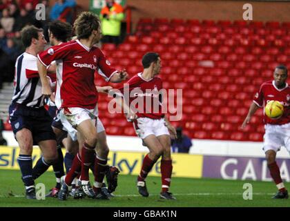 Matthieu Louis-Jean de Nottingham Forest (à l'arrière-poste) Met le ballon dans son propre filet pour donner l'Ouest Bromure d'Albion a 2-0 plomb Banque D'Images