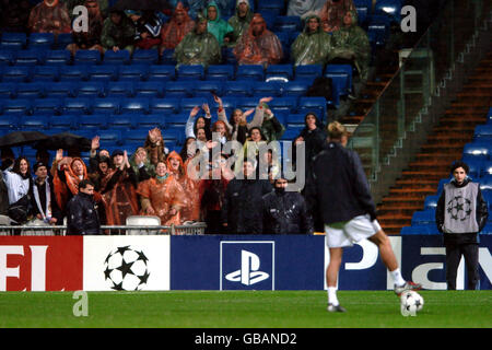 Football - Ligue des champions de l'UEFA - Groupe F - Real Madrid / FC Porto.David Beckham (r) du Real Madrid est le centre d'attention des fans qui crient Banque D'Images