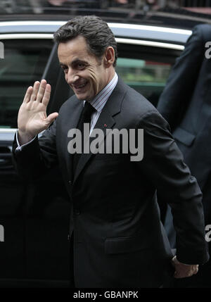 Le président français Nicolas Sarkozy arrive pour des entretiens avec le Premier ministre britannique Gordon Brown et le président de la Commission européenne José Manuel Barroso à Downing Street, dans le centre de Londres. Banque D'Images