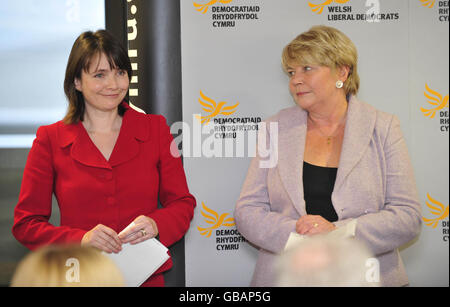 Les candidats pour les libéraux-démocrates gallois Kirsty Williams, à gauche, et Jenny Randerson, attendent que les votes soient annoncés au Wales Millennium Centre, au pays de Galles. Banque D'Images