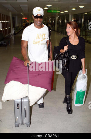 Je suis une célébrité... Sortez de chez moi le candidat Simon Webbe et sa petite amie Layla Manoochehri arrivent à l'aéroport de Londres Heathrow sur un vol au départ de l'Australie. Banque D'Images