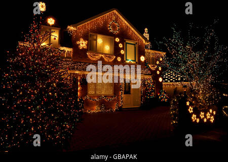 Maisons sur la Trinité Fermer à Burnham sur la mer, Somerset, sont décorés avec des milliers de lumières de Noël et de décorations de jardin. Banque D'Images