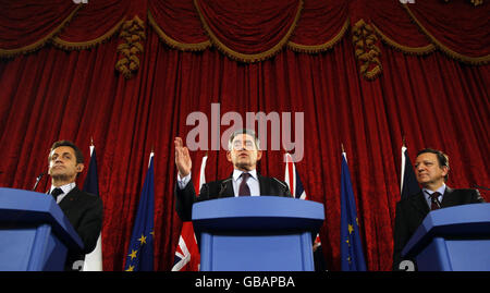 Le président français Nicolas Sarkozy, le Premier ministre britannique Gordon Brown et le président de la Commission européenne Jose Manuel Barroso assistent à une conférence de presse à la suite d'un sommet mondial sur l'Europe avec des chefs d'entreprise à Lancaster House à Londres. Banque D'Images