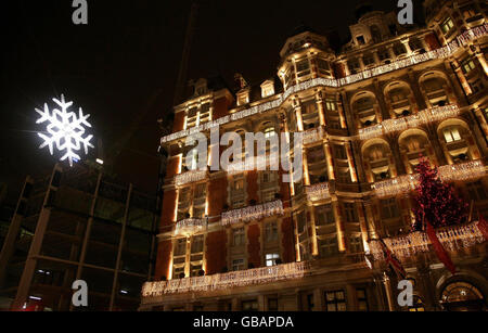 Vue générale du Mandarin Oriental de Knightsbridge, où se trouve le flocon de neige Swarovski Crystal de cinq mètres de haut, dans le centre de Londres. Banque D'Images