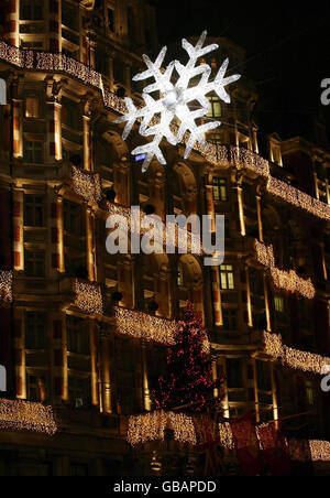 Vue générale du Mandarin Oriental de Knightsbridge, où se trouve le flocon de neige Swarovski Crystal de cinq mètres de haut, dans le centre de Londres. Banque D'Images