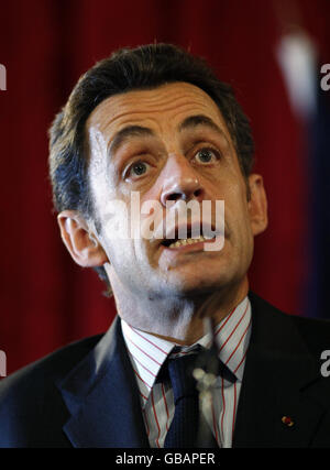Le président français Nicolas Sarkozy fait des gestes tout en répondant à une question des médias lors d'une conférence de presse à la suite d'un sommet mondial de l'Europe avec des chefs d'entreprise à Lancaster House à Londres. Banque D'Images