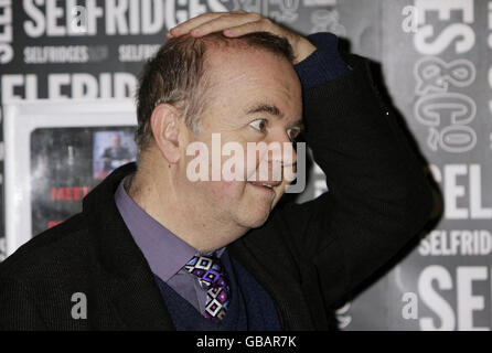 Ian Hislop lors d'une séance de signature pour le Private Eye Annual 2008 à Foyles à Selfridges, Oxford Street, dans le centre de Londres. Banque D'Images