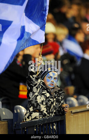 Un fan écossais montre son soutien dans les tribunes précédant le match du Bank of Scotland Corporate Autumn Test à Murrayfield, Édimbourg. Banque D'Images