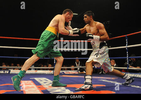 Bolton Lightweight Amir Khan (à droite) contre Oisin Fagan de Dublin à l'Excel Arena de Londres. Banque D'Images