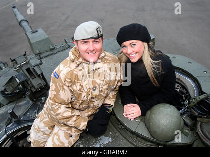 Le Caporal John Horn, un opérateur sur un char challenger des Royal Scots Dragoon Guards, avec la fiancée Laura McGee à la caserne Wessex à Bad Fallingbostel, en Allemagne, après son retour d'Irak. Banque D'Images
