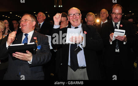 Le conseiller Robin Garrido (au centre) du Conseil municipal de Salford réagit aux résultats qui ont rejeté l'introduction de la taxe sur les embouteillages à Manchester, au centre de conférence de Manchester Central. Banque D'Images