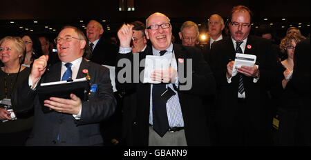 Le conseiller John Walsh (à gauche) et le conseiller Robin Garrido (au centre) réagissent aux résultats qui ont rejeté l'introduction de la charge de congestion à Manchester, au centre de conférence de Manchester Central. Banque D'Images