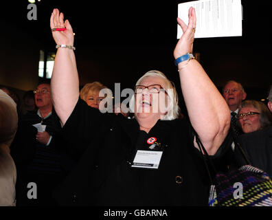 La conseillère Karen Garrido du Conseil municipal de Salford réagit aux résultats qui ont rejeté l'introduction de la charge de congestion à Manchester, au centre de conférence de Manchester Central. Banque D'Images