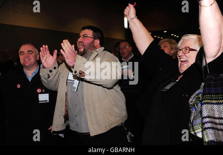 De gauche à droite : les conseillers Damien O'Connor, David White et Karen Garrido réagissent aux résultats rejetant l'introduction de la taxe sur les embouteillages à Manchester, au centre de conférence de Manchester Central. Banque D'Images