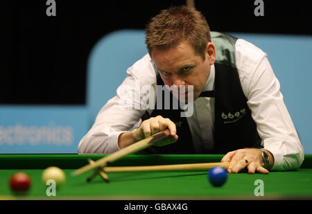 Joe Swail lors de son premier match contre John Higgins pendant le championnat britannique de Maplin au Centre International, Telford. Banque D'Images