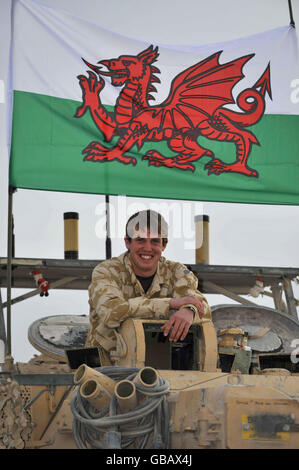 Lance Corpral Ali Byrne, 23 ans, de Bryncoch, près de Neath, avec UN escadron du 1er, le Queens Dragoon Guards, pose une photo sur un Scimiter au Camp Bastion. Banque D'Images