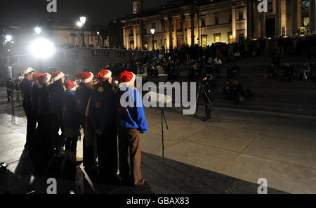 Membres de m'entendre maintenant! Qui a participé au concours de talents de la BBC « Last Choir Standing », se produire à un concert de Noël de Carol à l'aide DU BON SENS - une œuvre caritative en faveur des personnes aveugles - à Trafalgar Square, dans le centre de Londres. Banque D'Images