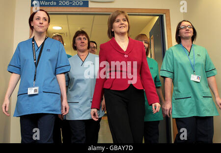 nicola Sturgeon, secrétaire à la Santé, s'entretient avec le personnel de l'hôpital alors qu'elle dévoile le nouvel uniforme de style pour le personnel de l'hôpital NHS Scotland à l'Edinburgh Royal Infirmary. Banque D'Images