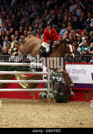 Ellen Whitaker, de Grande-Bretagne, à Kannelier, est en compétition avec les enjeux DE la vitesse DE Pudding DE Noël DE KBIS, le troisième jour d'Olympia, le London International Horse Show qui se tient au centre d'exposition d'Olympia à l'ouest de Londres. Banque D'Images