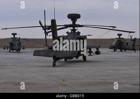 Des hélicoptères Apache reposant sur la ligne de vol du 645 Squadron, Camp Bastion, province de Helmand, Afghanistan. Banque D'Images