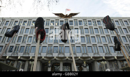 Les manifestants brandient des chaussures en l’air devant l’ambassade américaine à Grosvenor Square, à Londres, dans le cadre d’une manifestation en faveur du journaliste irakien Muntadar al-Zaidi, qui a été détenu pour avoir lancé une chaussure contre le président américain George W Bush. Banque D'Images