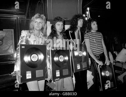 Le groupe de rock Queen, Roger Taylor, John Deacon, Brian May et Freddie Mercury (de gauche à droite), ont reçu des prix d'argent, d'or et de platine de l'Institut phonographique britannique, pour la vente de Rhapsody de Bohême et de deux albums. Banque D'Images