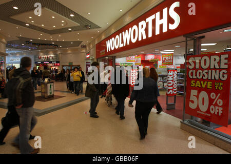 Fermetures Woolworths. Vue générale d'une boutique Woolworths à Telford. Banque D'Images