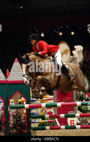 Ellen Whitaker de Grande-Bretagne à cheval CS Online remporte les enjeux Accenture lors du salon international du cheval de Londres à Olympia, Londres. Banque D'Images