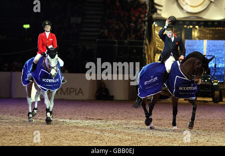 William Whitaker et Ellen Whitaker, tous deux de Grande-Bretagne, remportent conjointement la « puissance de Noël » d'Accenture lors du salon international du cheval de Londres à Olympia, Londres. Banque D'Images