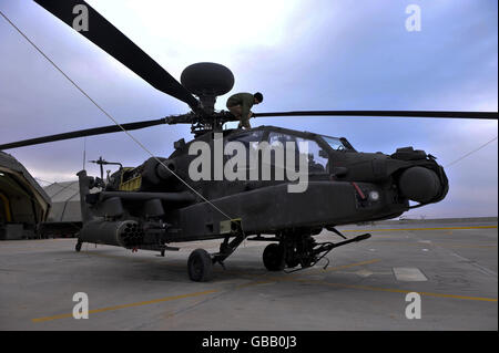 Un hélicoptère Apache est contrôlé par un mécanicien qui repose sur la ligne de vol du 645 Escadron, Camp Bastion, province de Helmand, Afghanistan. Banque D'Images