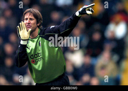 Soccer - FA Barclaycard Premiership - Fulham v Southampton.Le gardien de but de Fulham Edwin Van der SAR communique avec ses coéquipiers Banque D'Images