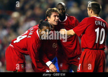 Harry Kewell (c) de Liverpool célèbre avec ses coéquipiers Florent Sinama Pongolle (l) et Michael Owen (r) après avoir obtenu le score de l'objectif d'ouverture Contre Steau Bucarest Banque D'Images