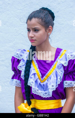 Les spectacles de danse salvadorienne pendant le Festival de fleurs et de Palm à Panchimalco, El Salvador Banque D'Images