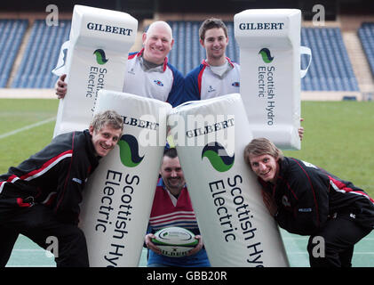 (Avant gauche-droite) le joueur écossais Mark Robertson et Neil Allan de Leith avec le joueur écossais Ben Cairns, (arrière-plan) les joueurs de Murrayfield Wanderers Stuart Dennis et Matt Lynn au stade Murrayfield, Édimbourg, pour lancer un cadeau de kit aux clubs locaux du commanditaire Scottish Hydro Electric. Banque D'Images