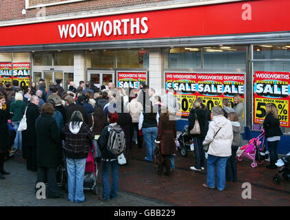 Les chasseurs de bonnes affaires attendent l'ouverture de Woolworths à Ashford, dans le Kent, alors que l'entreprise lutte pour trouver un acheteur pour sa chaîne de magasins. Banque D'Images