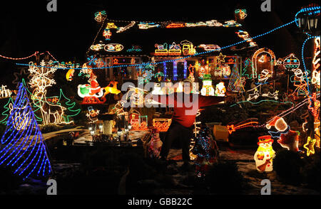 Eric Marshall, de Bagby, dans le Yorkshire du Nord, montre son immense collection de lumières de Noël, transformant son jardin avant, qui, en été, abrite un chemin de fer modèle. Banque D'Images