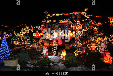 Eric Marshall, de Bagby, dans le Yorkshire du Nord, montre son immense collection de lumières de Noël, transformant son jardin avant, qui, en été, abrite un chemin de fer modèle. Banque D'Images