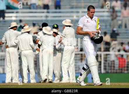 Kevin Pietersen, de l'Angleterre, quitte le terrain après avoir été pris et sous les chapeaux de Zaheer Khan pour 4 lors du premier match de test au stade M. A. Chidambaram à Chennai, en Inde. Banque D'Images