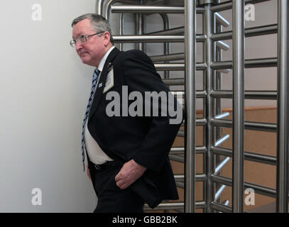 Le ministre écossais de la sécurité de la communauté, Fergus Ewing, se rend à HMP Édimbourg à Saughton, car les téléphones mobiles sont interdits dans les prisons écossaises. Banque D'Images