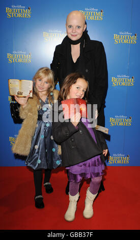 Gail porter avec sa fille Honey et son ami arrive à la première des histoires de coucher au cinéma Odeon de Kensington, dans le centre de Londres. Banque D'Images