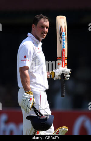 Andrew Strauss, d'Angleterre, revient au pavillon après avoir été licencié pour 108 au cours du quatrième jour du premier match de test au stade M. A. Chidambaram à Chennai, en Inde. Banque D'Images