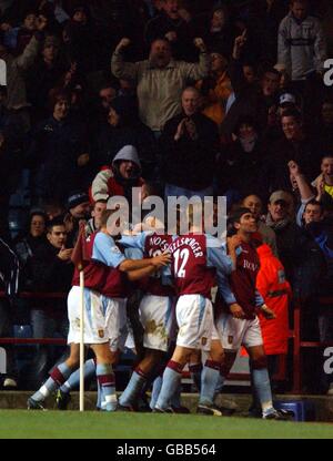 Les joueurs d'Aston Villa célèbrent le but gagnant contre Chelsea marqué Par Gavin McCann Banque D'Images